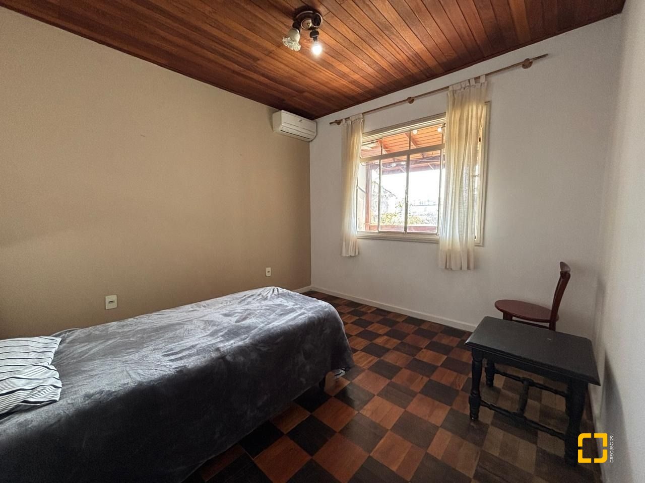 Casa com 107m², 4 quartos (sendo 1 suíte), 1 garagem, no bairro Centro em Florianópolis