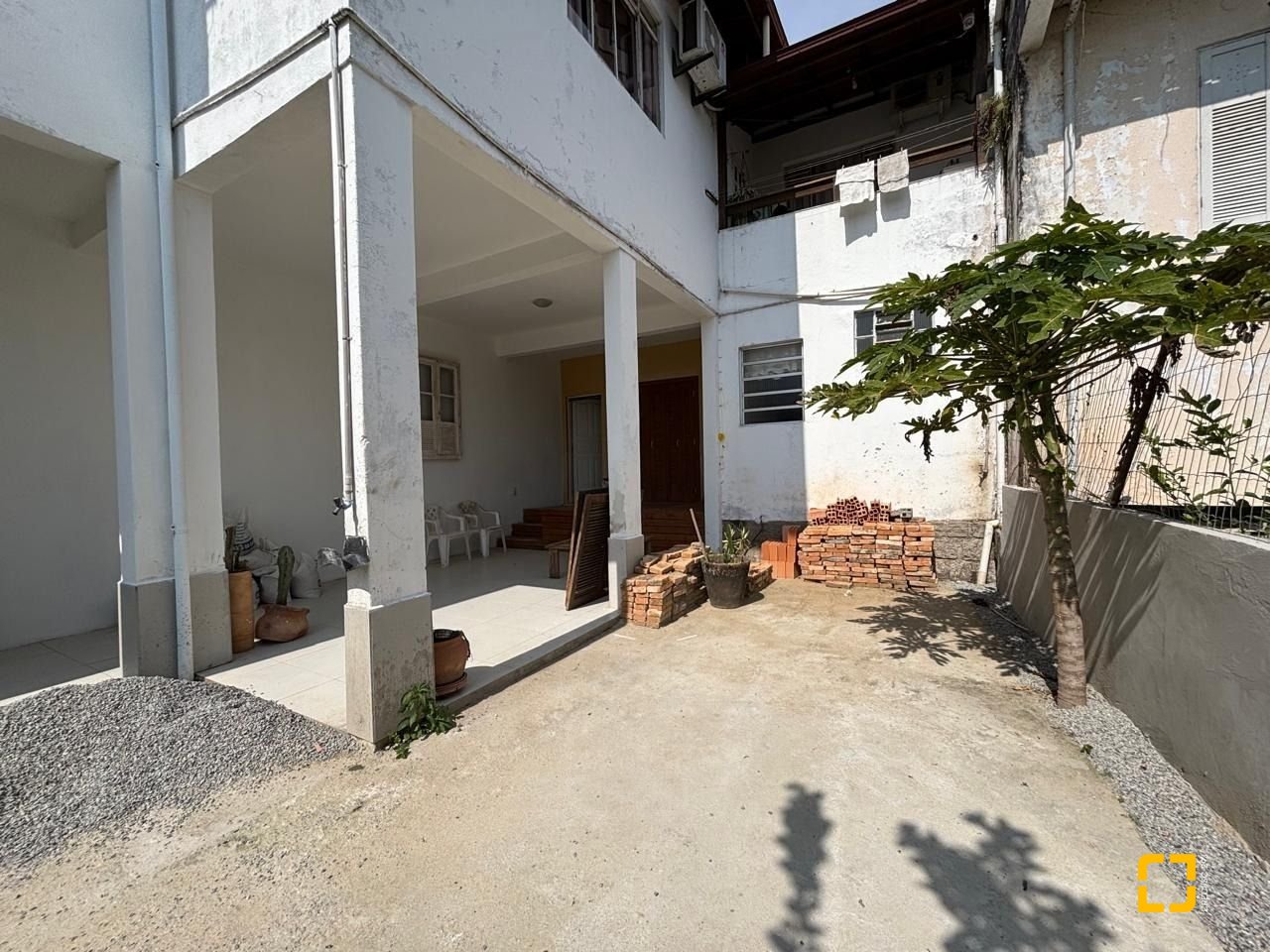 Casa com 107m², 4 quartos (sendo 1 suíte), 1 garagem, no bairro Centro em Florianópolis