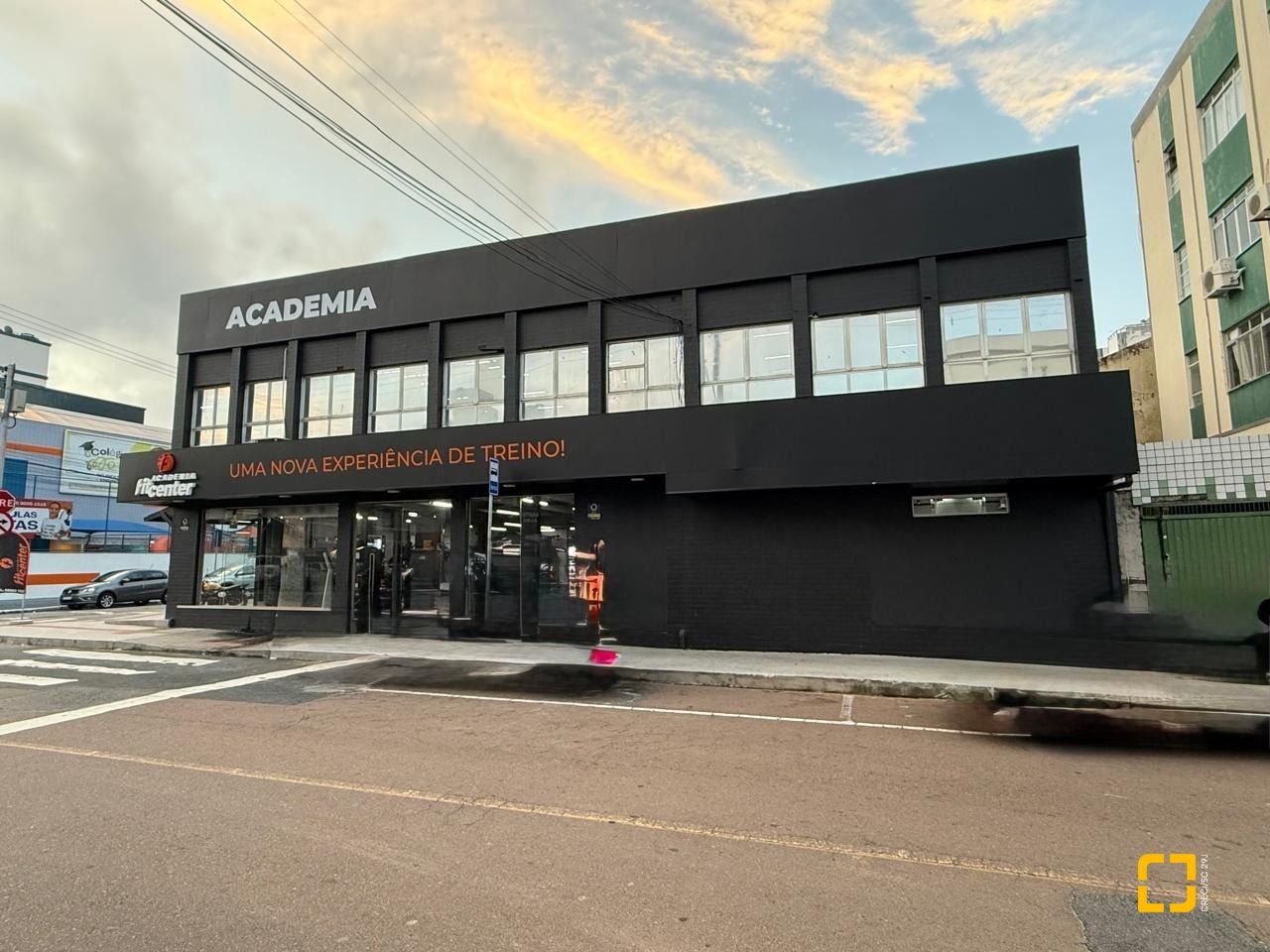 Prédio com 1250m², 10 garagens, no bairro Kobrasol em São José
