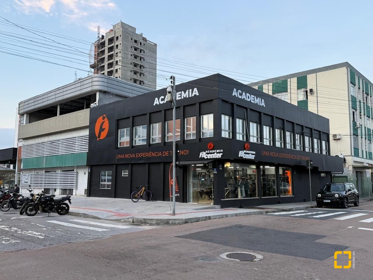 Prédio com 1250m², 10 garagens, no bairro Kobrasol em São José