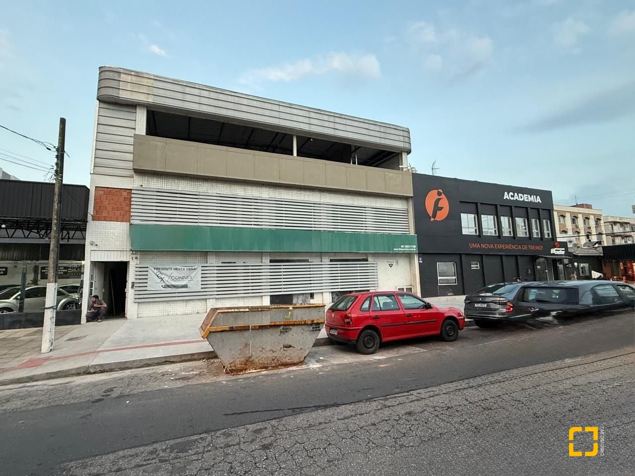 Prédio com 1250m², 10 garagens, no bairro Kobrasol em São José