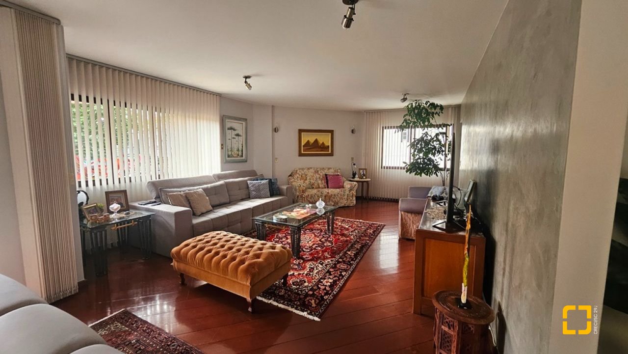 Apartamento com 246m², 6 quartos (sendo 2 suítes), 2 garagens, no bairro Centro em Florianópolis