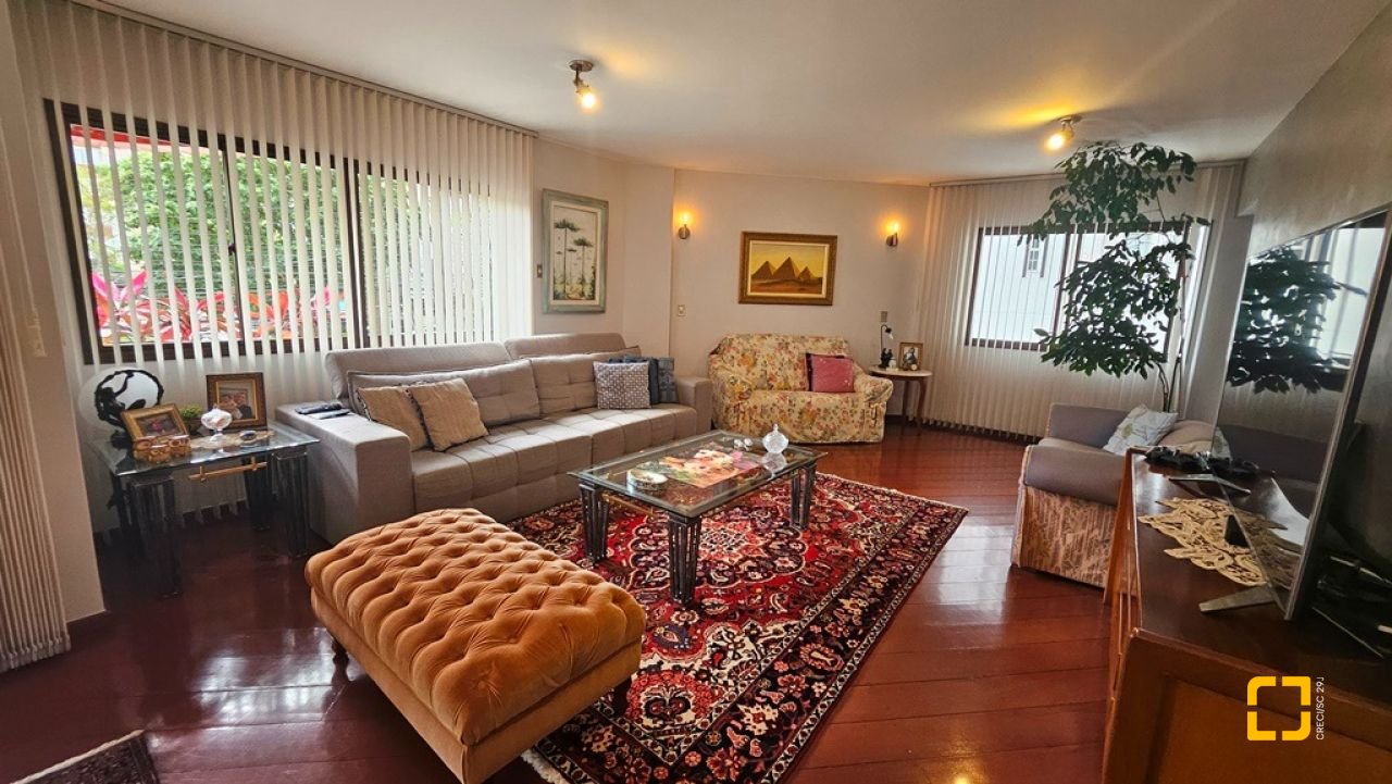 Apartamento com 246m², 6 quartos (sendo 2 suítes), 2 garagens, no bairro Centro em Florianópolis