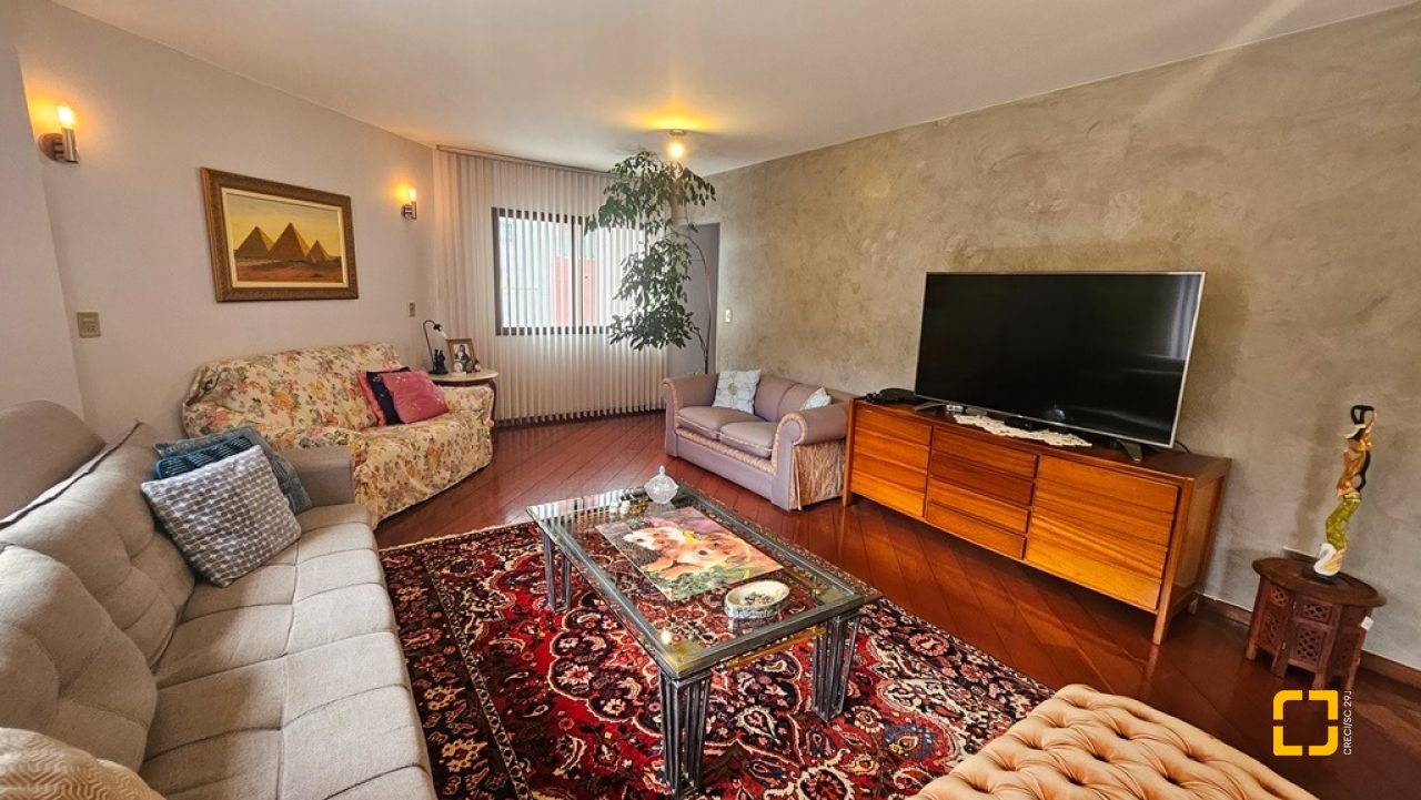 Apartamento com 246m², 6 quartos (sendo 2 suítes), 2 garagens, no bairro Centro em Florianópolis