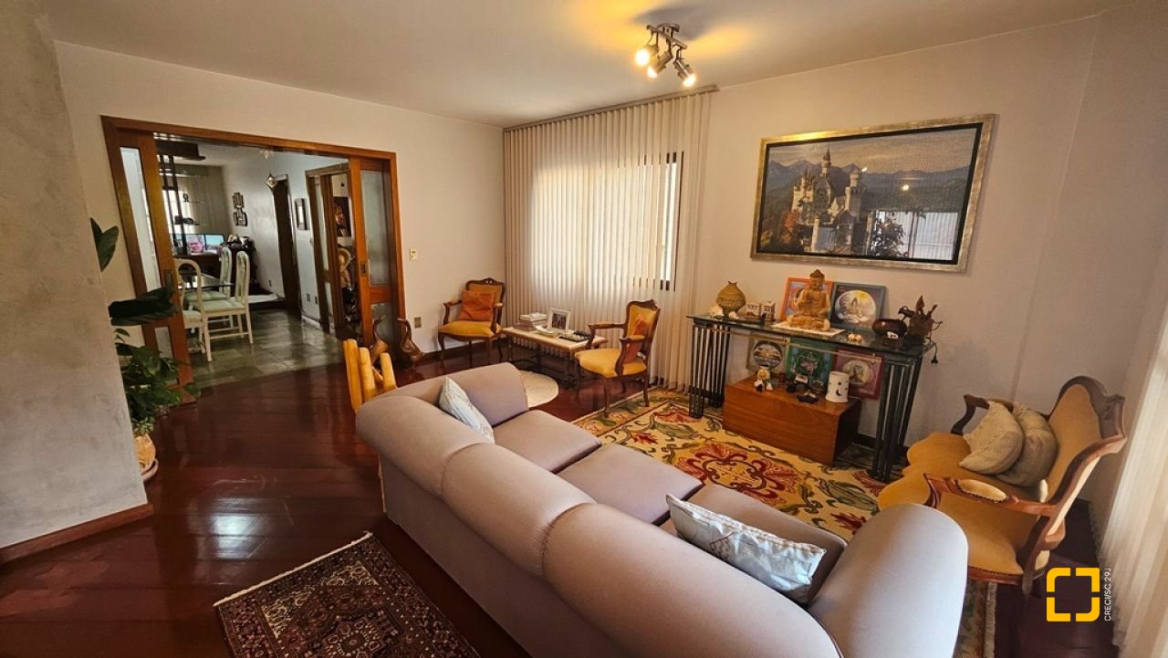 Apartamento com 246m², 6 quartos (sendo 2 suítes), 2 garagens, no bairro Centro em Florianópolis