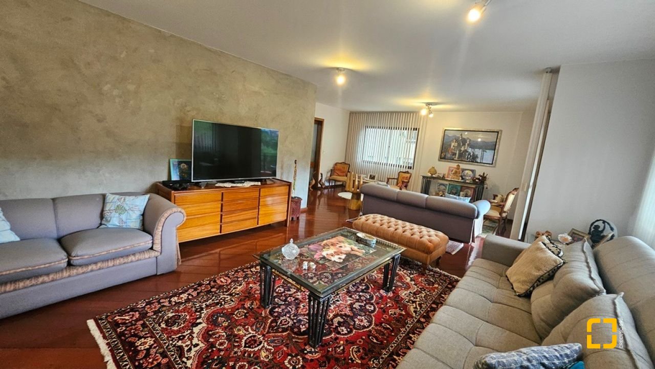 Apartamento com 246m², 6 quartos (sendo 2 suítes), 2 garagens, no bairro Centro em Florianópolis