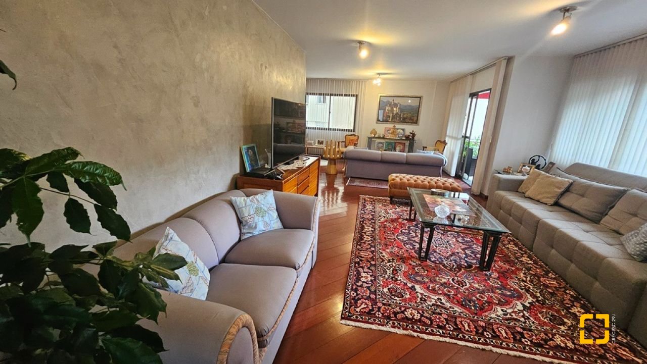 Apartamento com 246m², 6 quartos (sendo 2 suítes), 2 garagens, no bairro Centro em Florianópolis