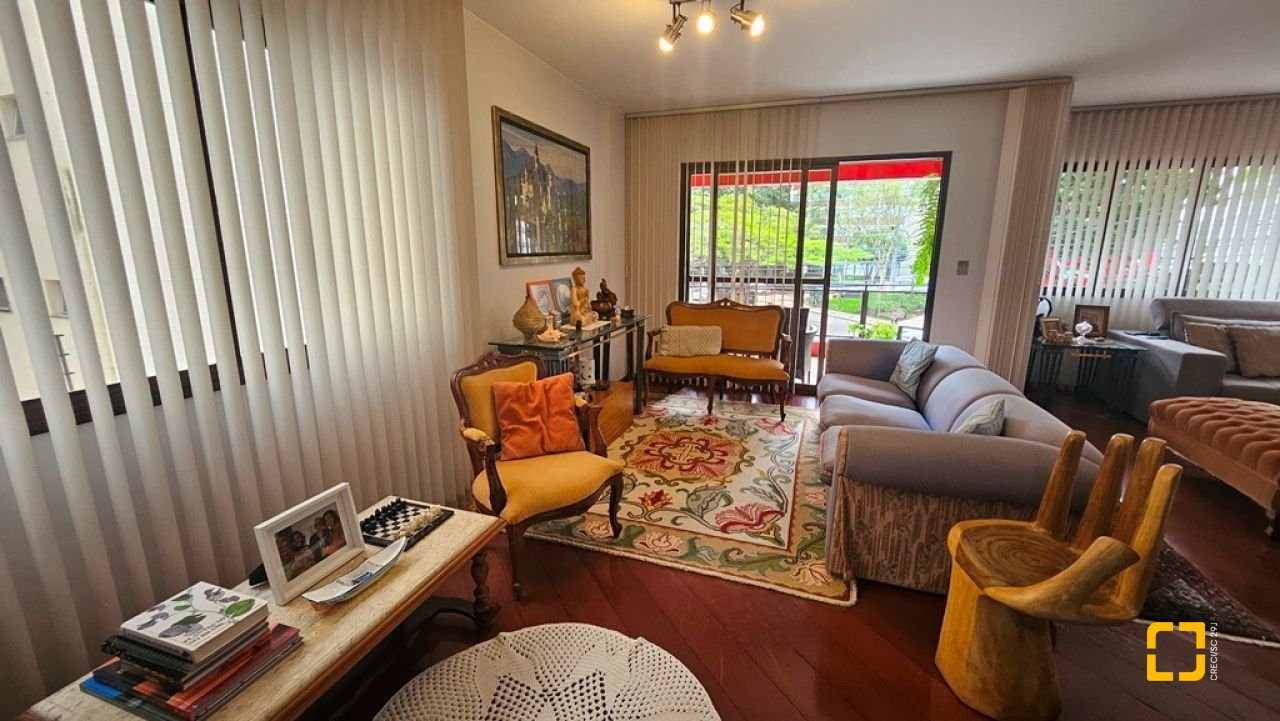 Apartamento com 246m², 6 quartos (sendo 2 suítes), 2 garagens, no bairro Centro em Florianópolis
