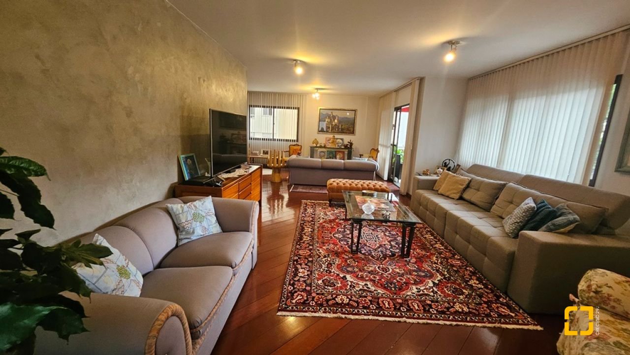 Apartamento com 246m², 6 quartos (sendo 2 suítes), 2 garagens, no bairro Centro em Florianópolis