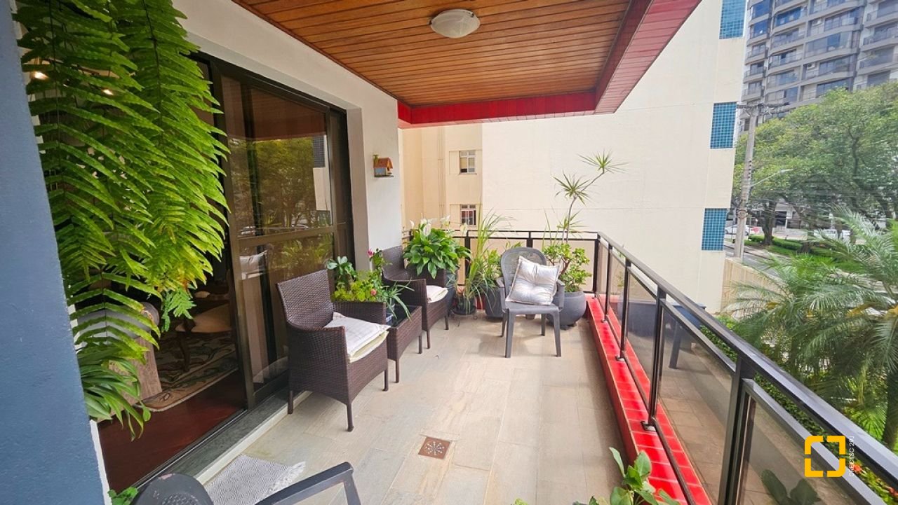 Apartamento com 246m², 6 quartos (sendo 2 suítes), 2 garagens, no bairro Centro em Florianópolis
