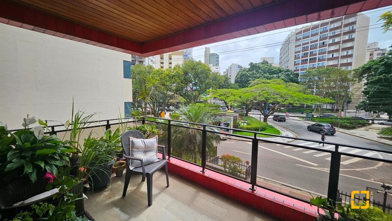 Apartamento com 246m², 6 quartos (sendo 2 suítes), 2 garagens, no bairro Centro em Florianópolis