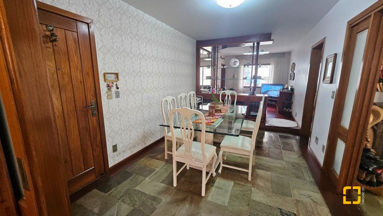 Apartamento com 246m², 6 quartos (sendo 2 suítes), 2 garagens, no bairro Centro em Florianópolis
