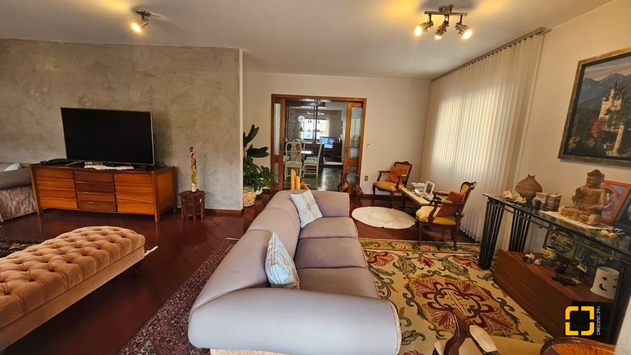 Apartamento com 246m², 6 quartos (sendo 2 suítes), 2 garagens, no bairro Centro em Florianópolis