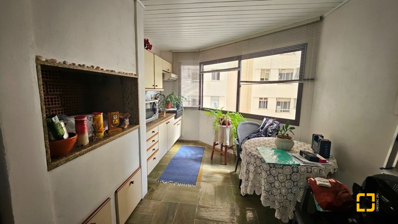 Apartamento com 246m², 6 quartos (sendo 2 suítes), 2 garagens, no bairro Centro em Florianópolis