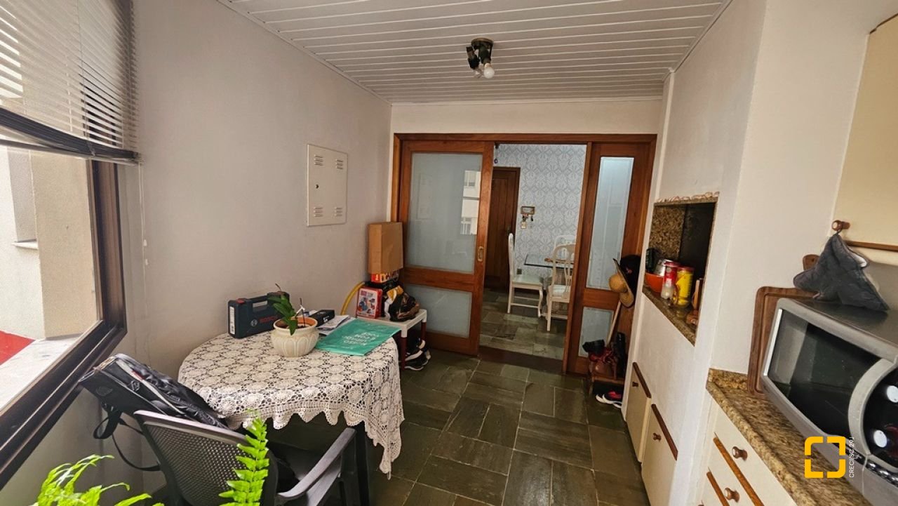 Apartamento com 246m², 6 quartos (sendo 2 suítes), 2 garagens, no bairro Centro em Florianópolis