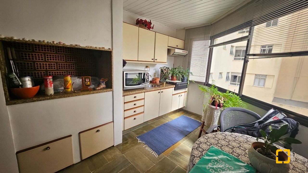 Apartamento com 246m², 6 quartos (sendo 2 suítes), 2 garagens, no bairro Centro em Florianópolis