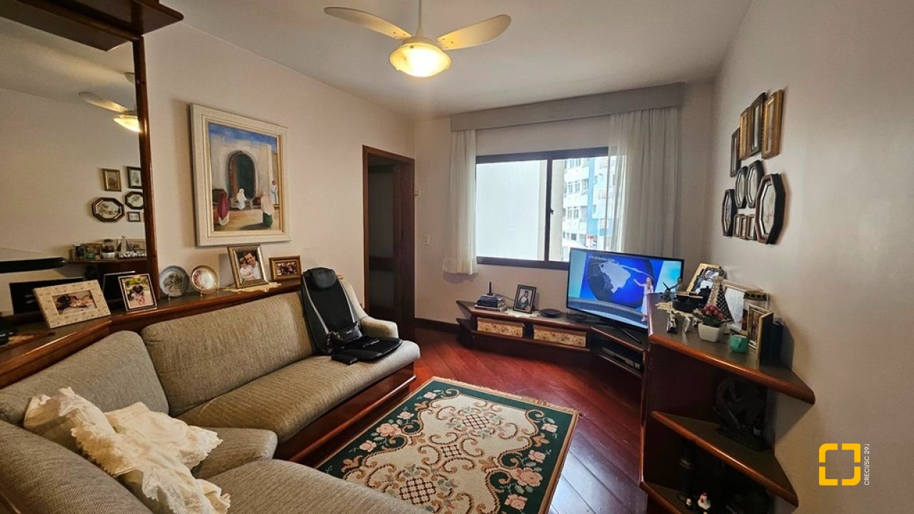 Apartamento com 246m², 6 quartos (sendo 2 suítes), 2 garagens, no bairro Centro em Florianópolis