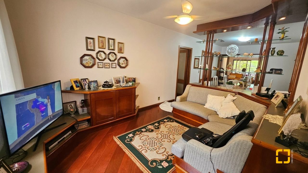 Apartamento com 246m², 6 quartos (sendo 2 suítes), 2 garagens, no bairro Centro em Florianópolis