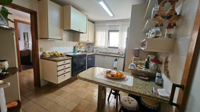 Apartamento com 246m², 6 quartos (sendo 2 suítes), 2 garagens, no bairro Centro em Florianópolis