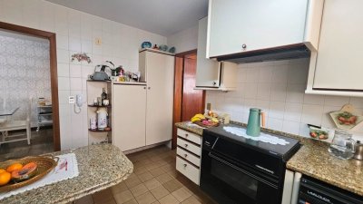 Apartamento com 246m², 6 quartos (sendo 2 suítes), 2 garagens, no bairro Centro em Florianópolis