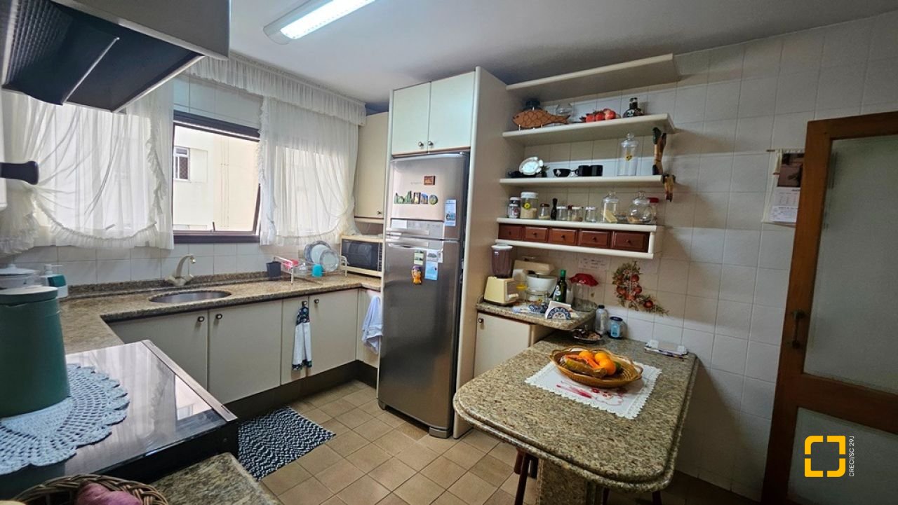 Apartamento com 246m², 6 quartos (sendo 2 suítes), 2 garagens, no bairro Centro em Florianópolis