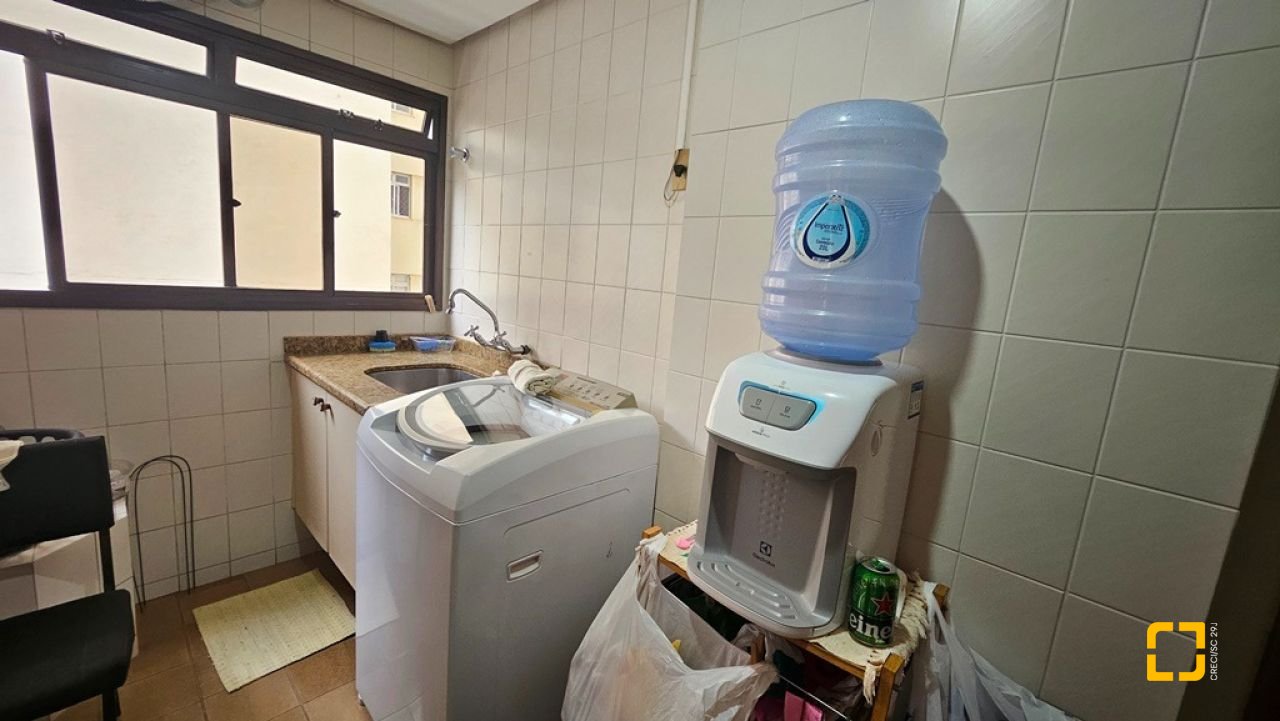 Apartamento com 246m², 6 quartos (sendo 2 suítes), 2 garagens, no bairro Centro em Florianópolis