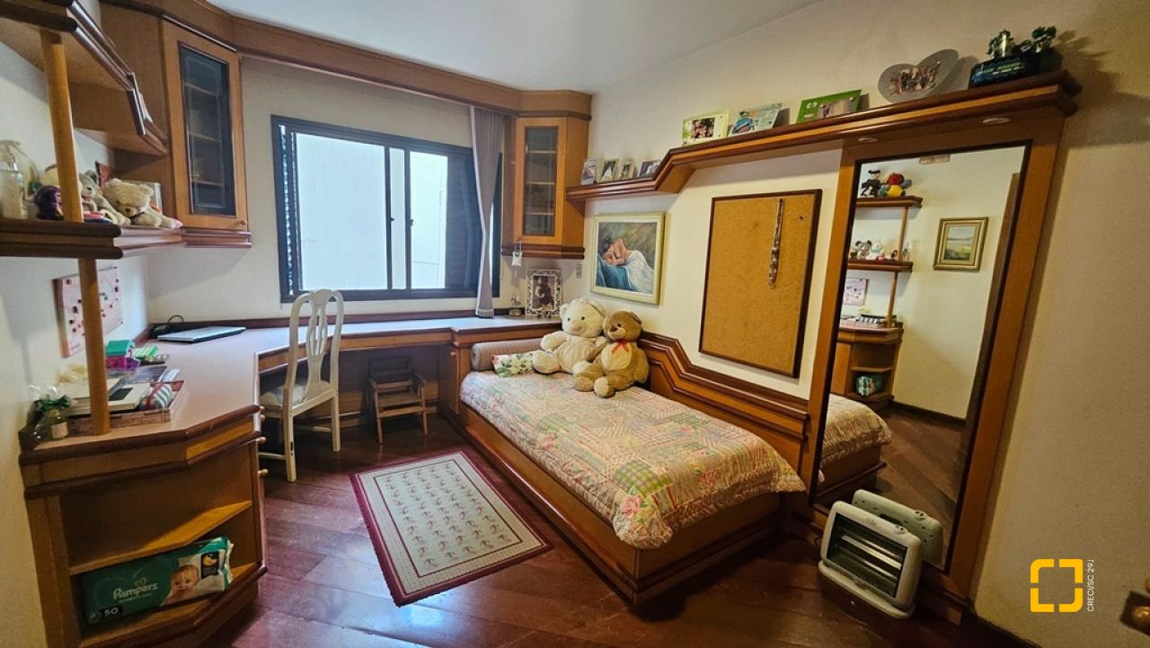 Apartamento com 246m², 6 quartos (sendo 2 suítes), 2 garagens, no bairro Centro em Florianópolis