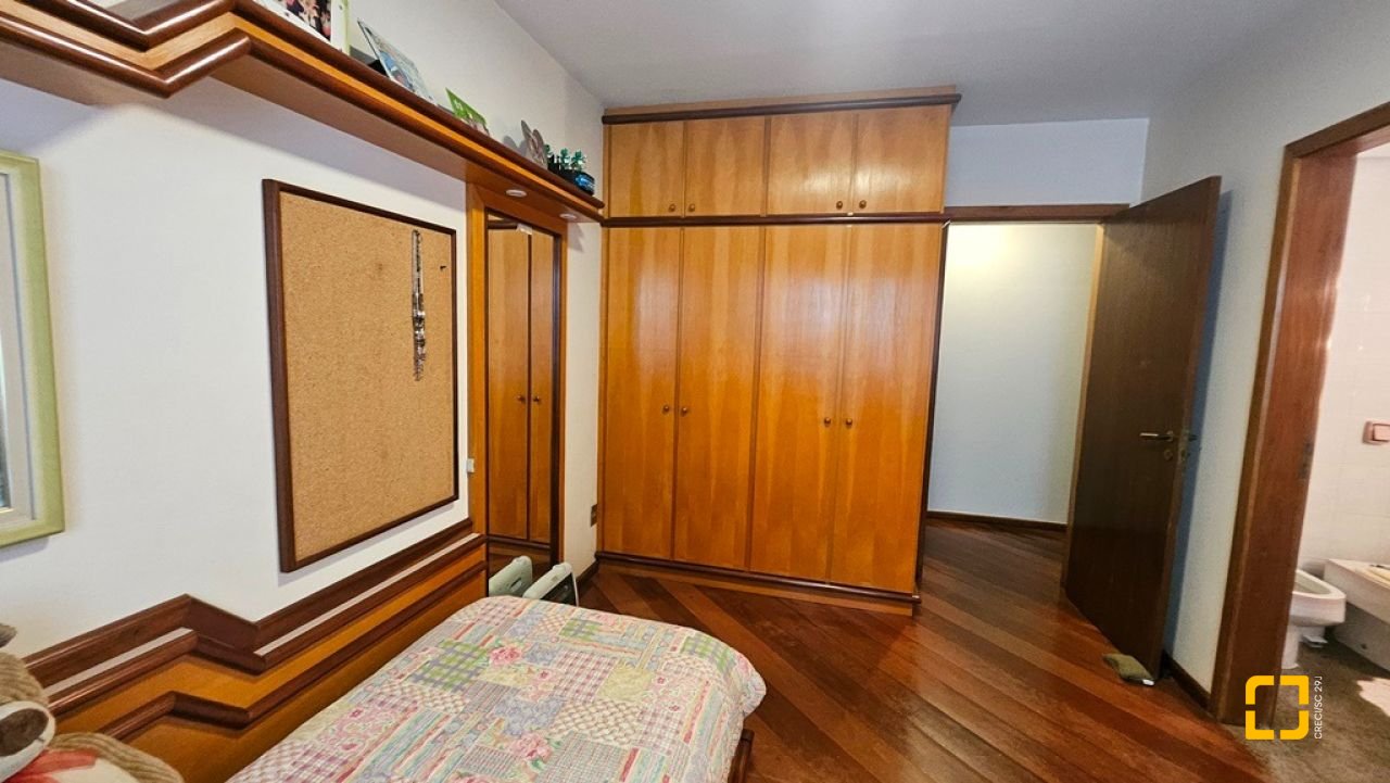 Apartamento com 246m², 6 quartos (sendo 2 suítes), 2 garagens, no bairro Centro em Florianópolis