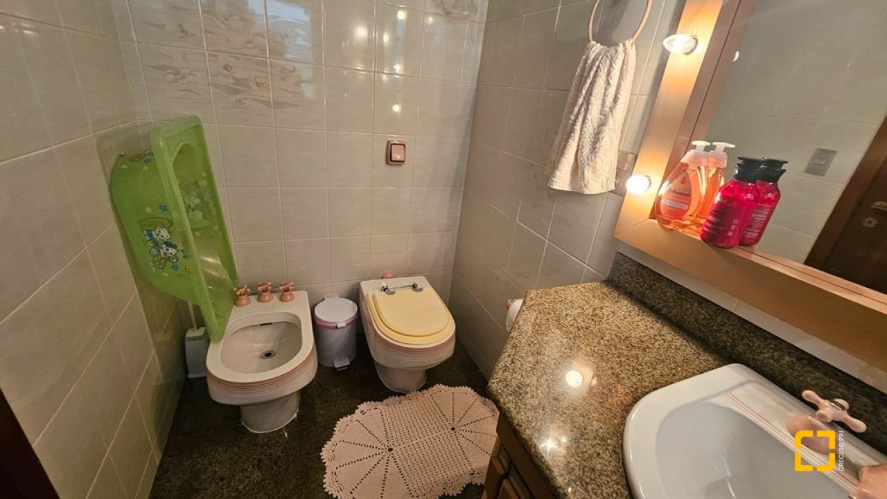 Apartamento com 246m², 6 quartos (sendo 2 suítes), 2 garagens, no bairro Centro em Florianópolis