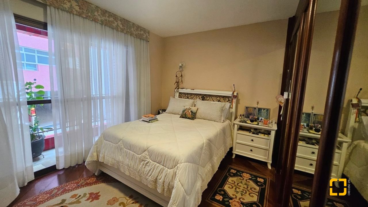 Apartamento com 246m², 6 quartos (sendo 2 suítes), 2 garagens, no bairro Centro em Florianópolis
