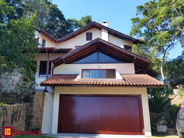 Casa com 250m², 4 quartos (sendo 1 suíte), 2 garagens, no bairro Sambaqui em Florianópolis