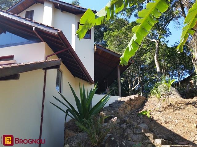 Casa com 250m², 4 quartos (sendo 1 suíte), 2 garagens, no bairro Sambaqui em Florianópolis