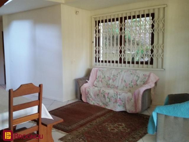 Casa com 250m², 4 quartos (sendo 1 suíte), 2 garagens, no bairro Sambaqui em Florianópolis