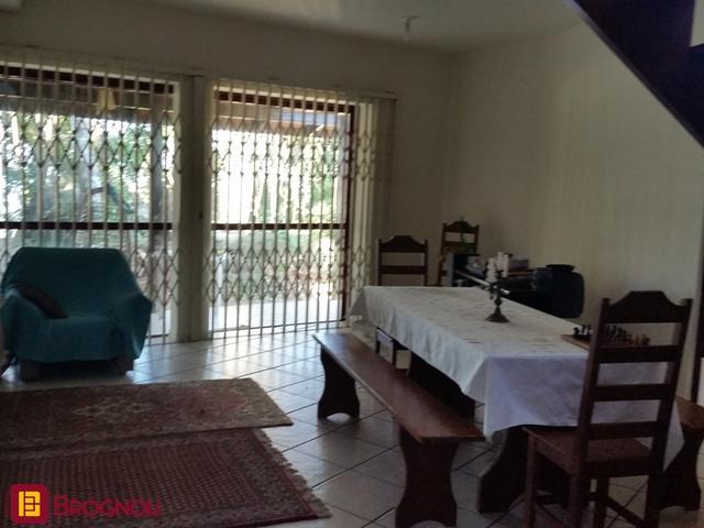 Casa com 250m², 4 quartos (sendo 1 suíte), 2 garagens, no bairro Sambaqui em Florianópolis