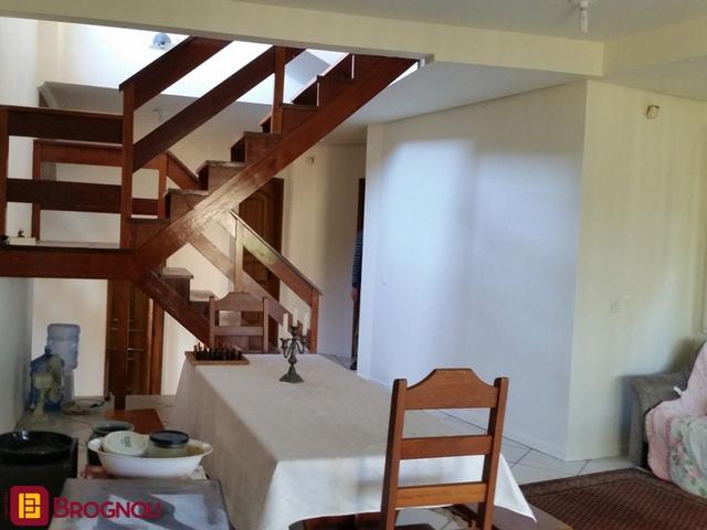 Casa com 250m², 4 quartos (sendo 1 suíte), 2 garagens, no bairro Sambaqui em Florianópolis