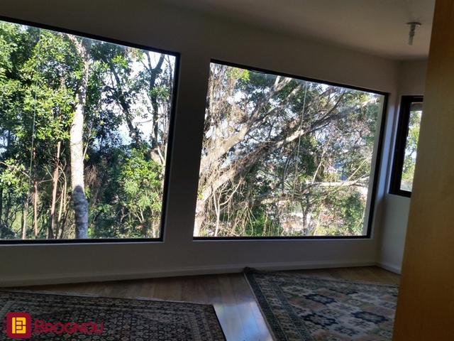 Casa com 250m², 4 quartos (sendo 1 suíte), 2 garagens, no bairro Sambaqui em Florianópolis