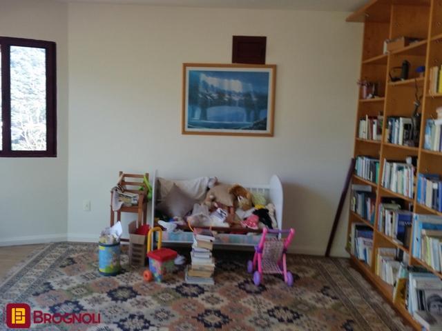 Casa com 250m², 4 quartos (sendo 1 suíte), 2 garagens, no bairro Sambaqui em Florianópolis
