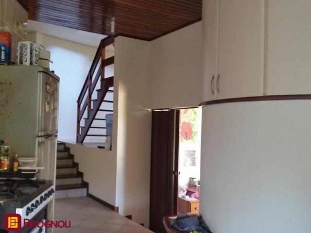 Casa com 250m², 4 quartos (sendo 1 suíte), 2 garagens, no bairro Sambaqui em Florianópolis