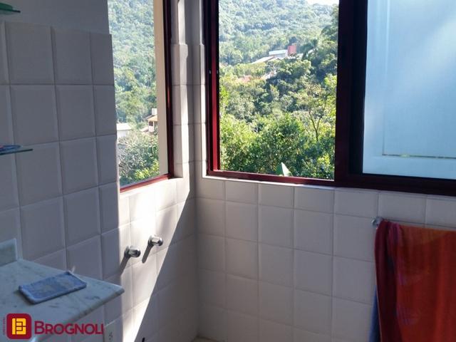 Casa com 250m², 4 quartos (sendo 1 suíte), 2 garagens, no bairro Sambaqui em Florianópolis