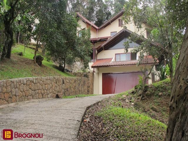 Casa com 250m², 4 quartos (sendo 1 suíte), 2 garagens, no bairro Sambaqui em Florianópolis