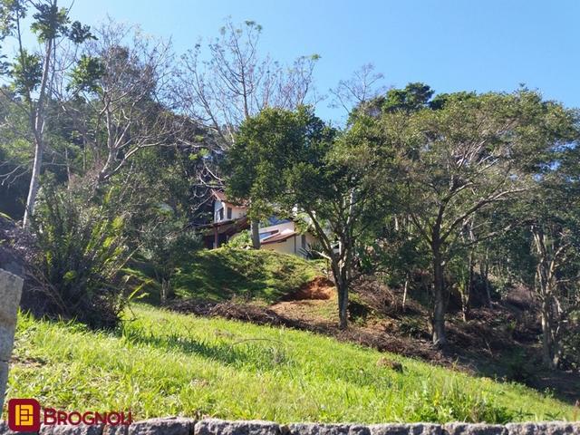 Casa com 250m², 4 quartos (sendo 1 suíte), 2 garagens, no bairro Sambaqui em Florianópolis