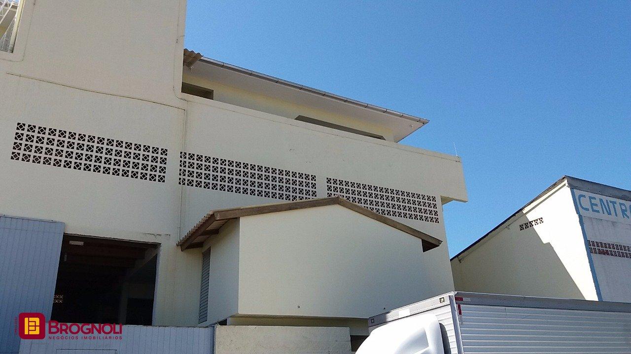 Galpão com 1270m², 6 garagens, no bairro Serraria em São José