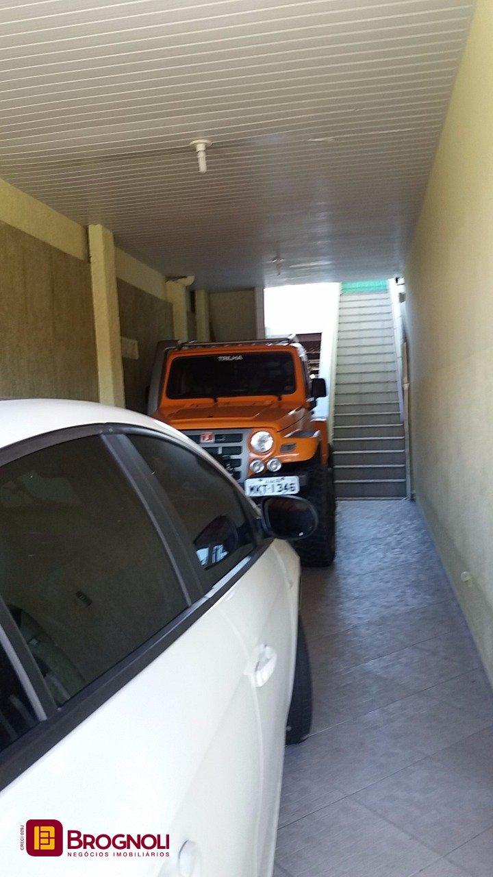 Galpão com 1270m², 6 garagens, no bairro Serraria em São José