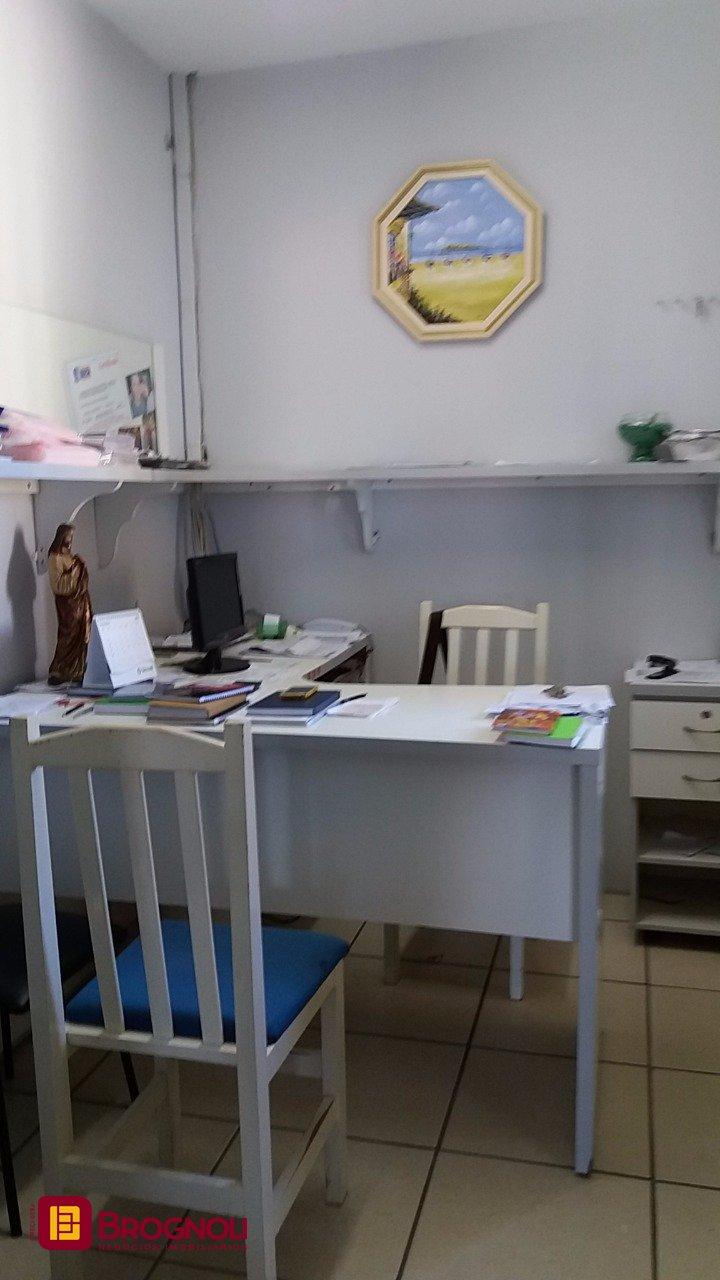 Galpão com 1270m², 6 garagens, no bairro Serraria em São José