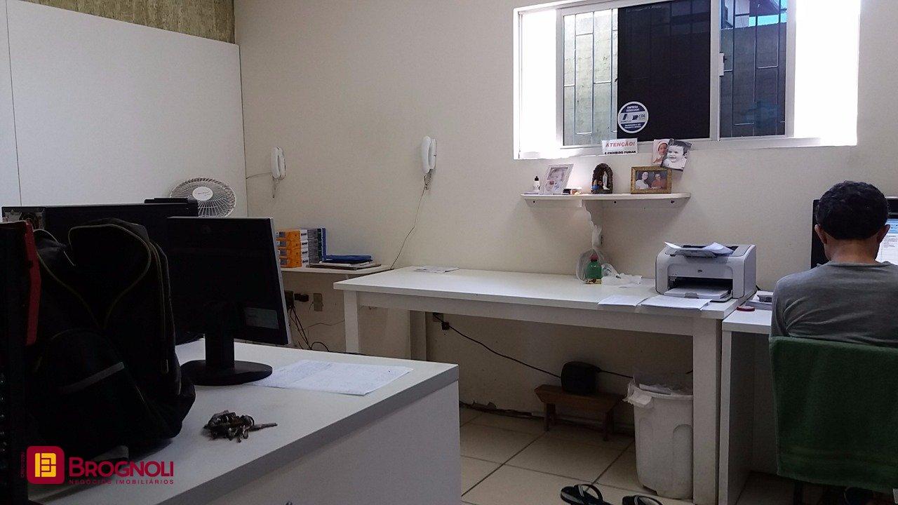 Galpão com 1270m², 6 garagens, no bairro Serraria em São José