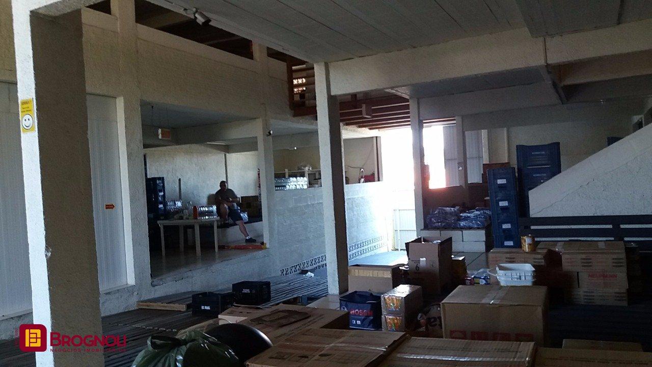 Galpão com 1270m², 6 garagens, no bairro Serraria em São José