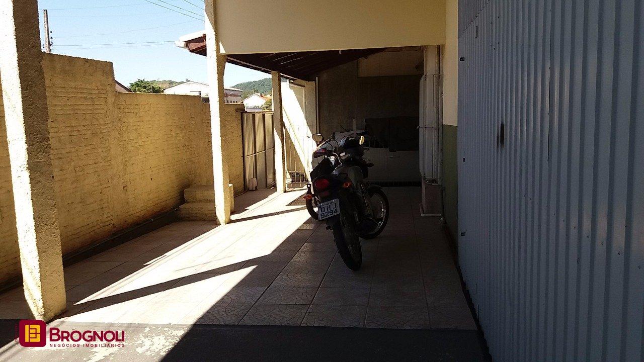 Galpão com 1270m², 6 garagens, no bairro Serraria em São José