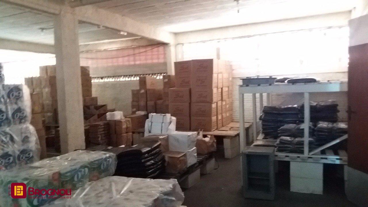 Galpão com 1270m², 6 garagens, no bairro Serraria em São José