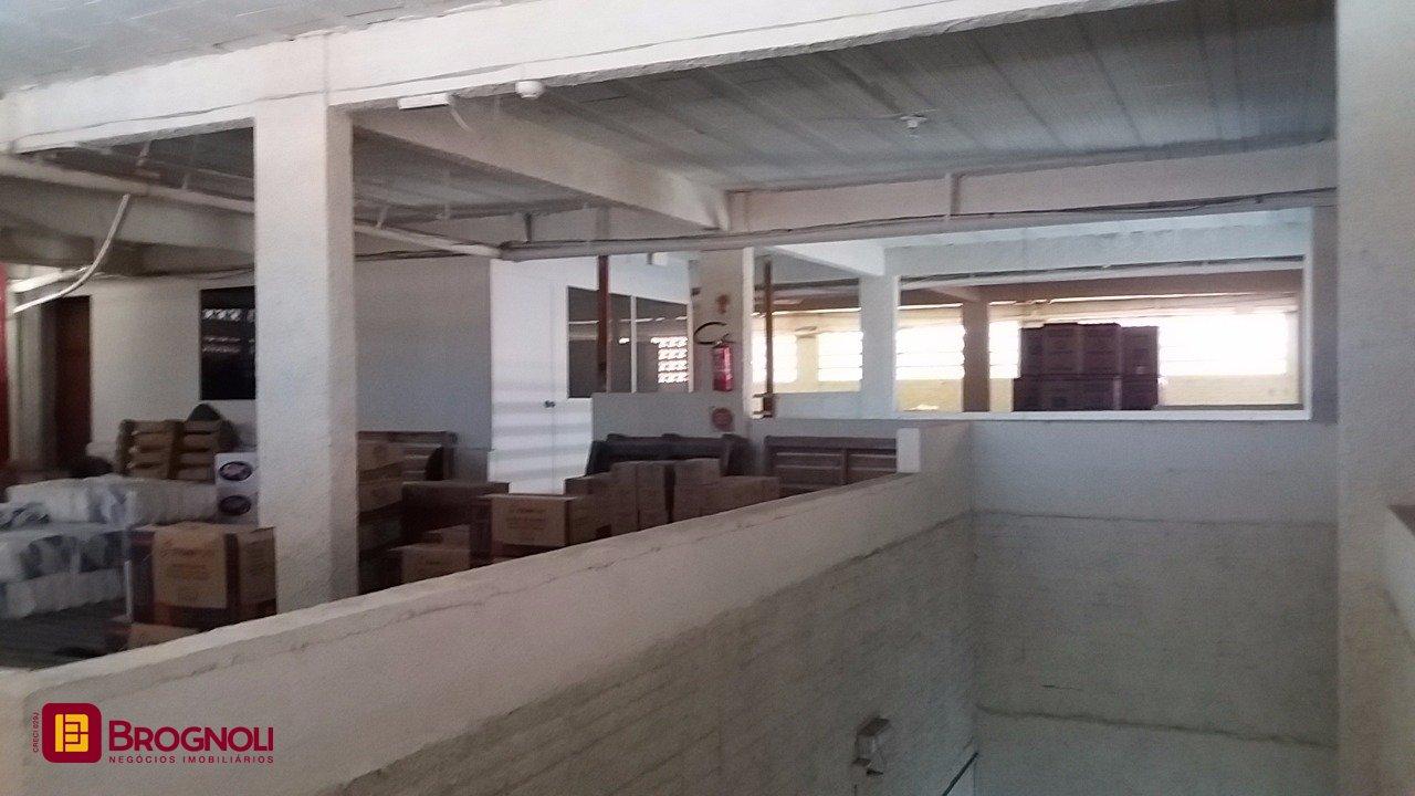 Galpão com 1270m², 6 garagens, no bairro Serraria em São José