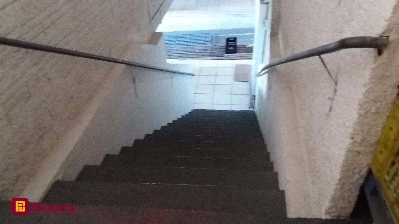 Galpão com 1270m², 6 garagens, no bairro Serraria em São José